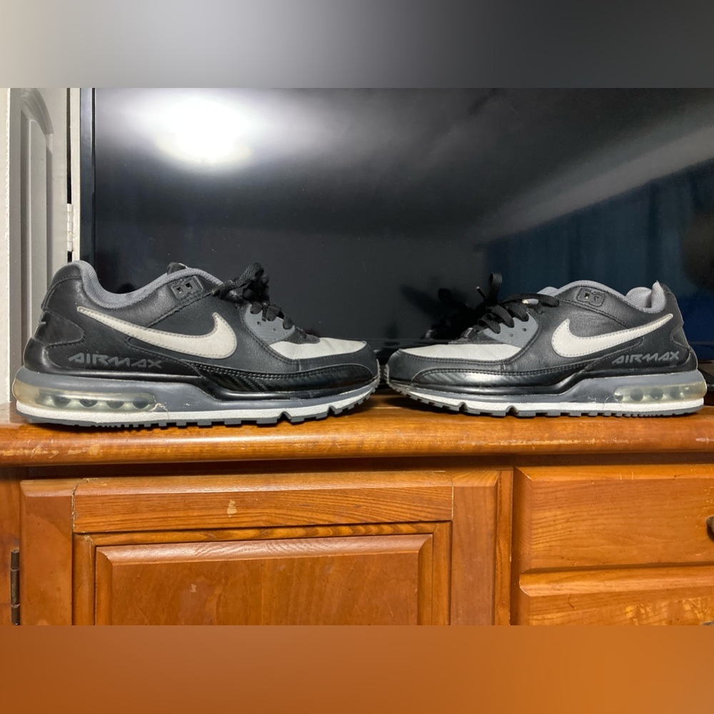 Nike AirMax size 9.5 Black and Silver